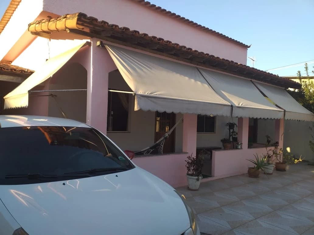 Duas casas e uma kitnet no centro de Maricá